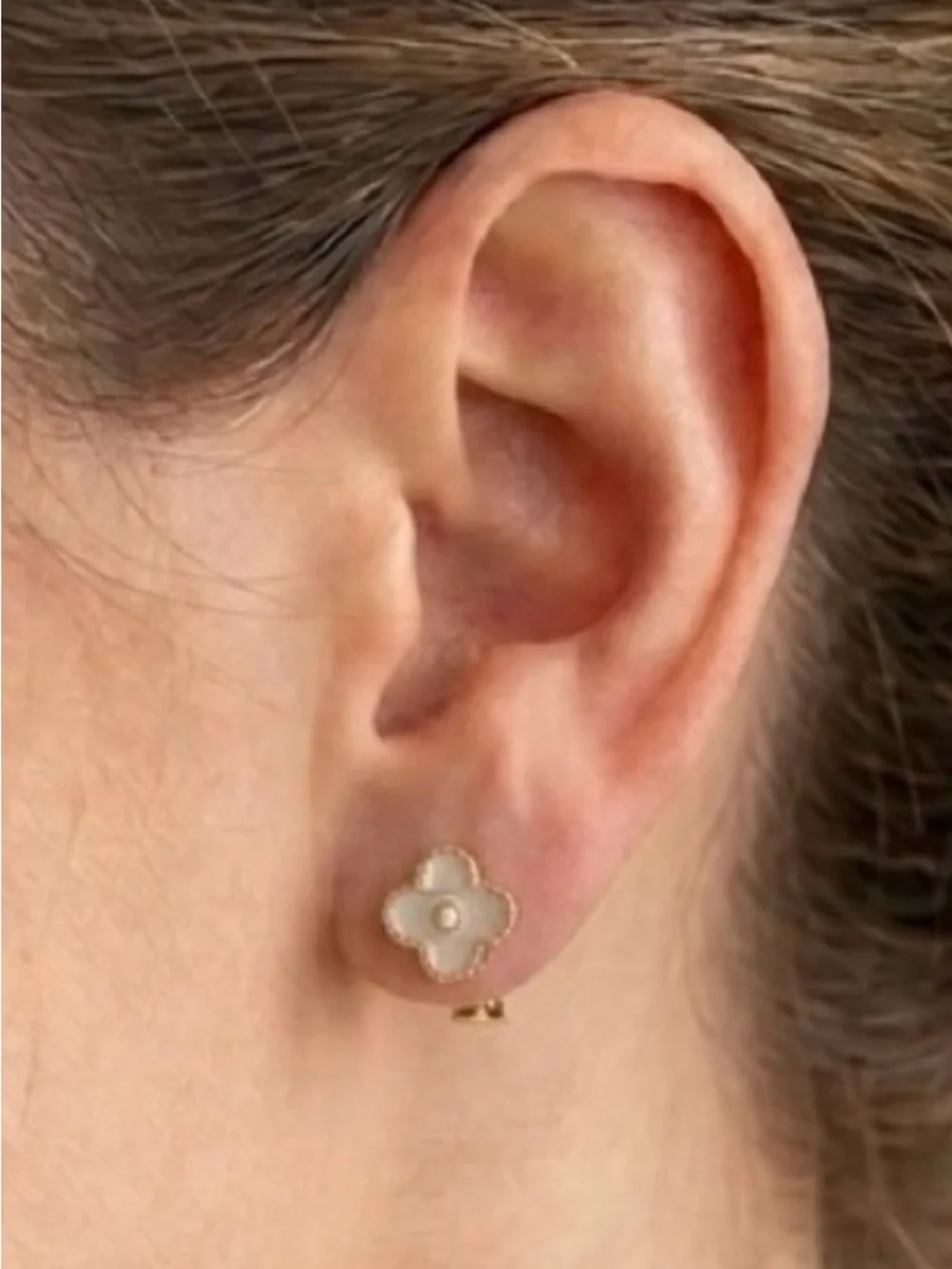 Four Clover elegant Cream Flower Post Earrings